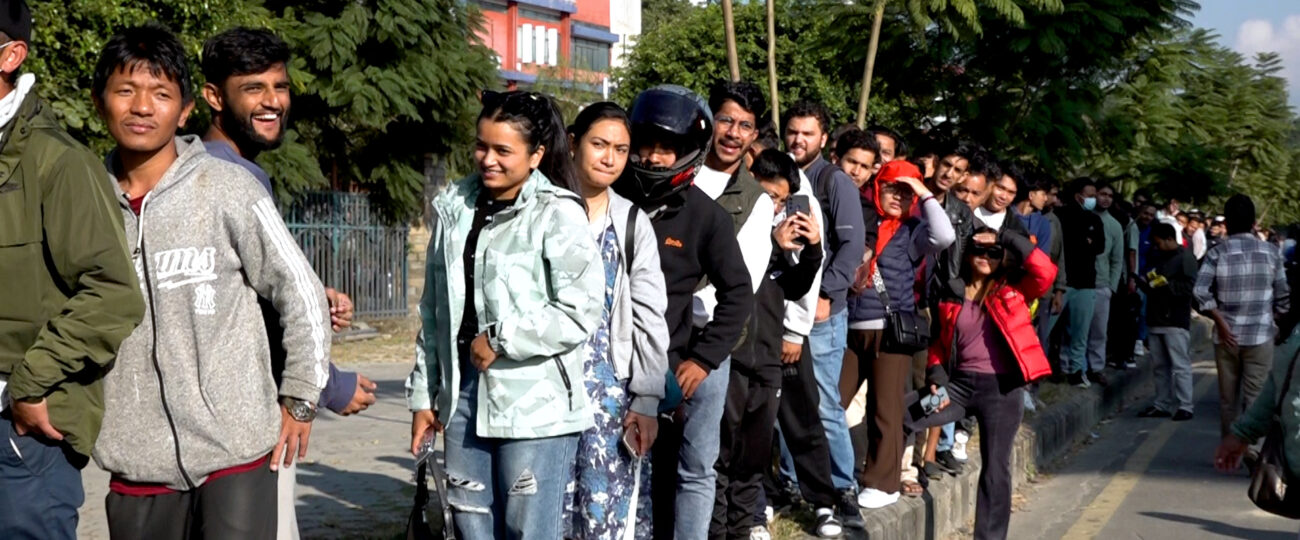 साफ महिला च्याम्पियनसिपको फाइनल भिडन्त हेर्न टिकट किन्नेको लाइन (तस्वीर सहित)