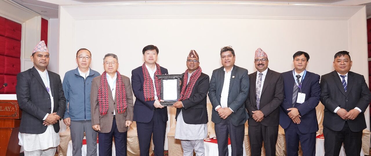 पर्यटनमन्त्री पाण्डेले गरे विश्वविख्यात चिनियाँ वैज्ञानिकलाई सम्मान