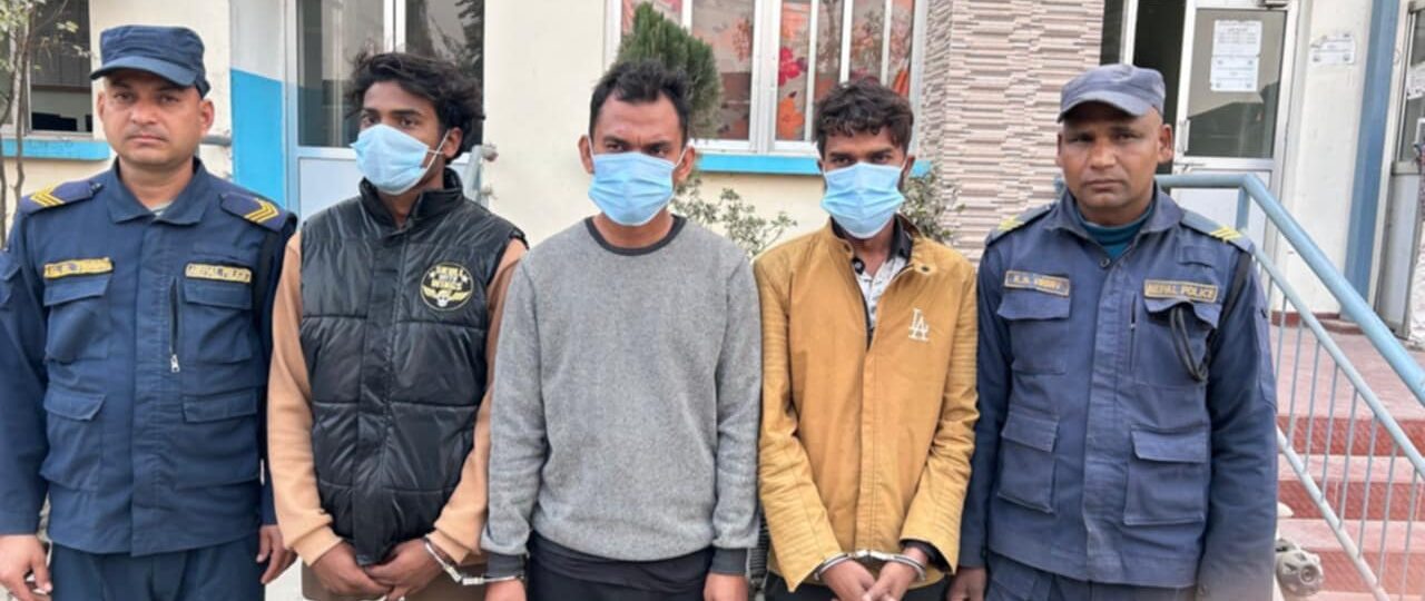 लागुऔषध सहित ३ जना व्यक्ति पक्राउ