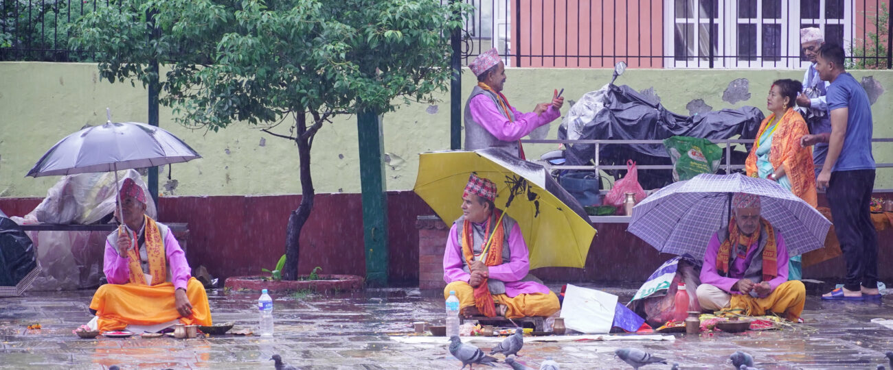 झरीमा रुझ्दै महादेवस्थानको दर्शन (तस्बिर)