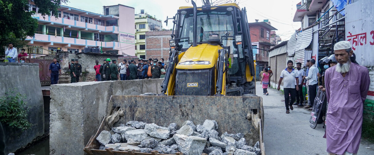 काठमाडौं महानगरले कालीमाटी र कुलेश्वर क्षेत्रका पुलमा चलायो डोजर