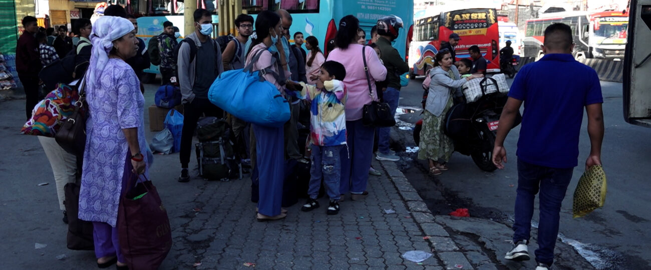 कलंकीमा दशैँ मनाउन गाउँ फर्किनेको भीड (फोटो)