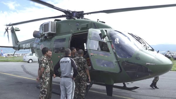 नेपाली सेनाको हेलिकप्टरमार्फत मृगौला रोगीलाई उपचारका लागि काठमाडौं ल्याइयो