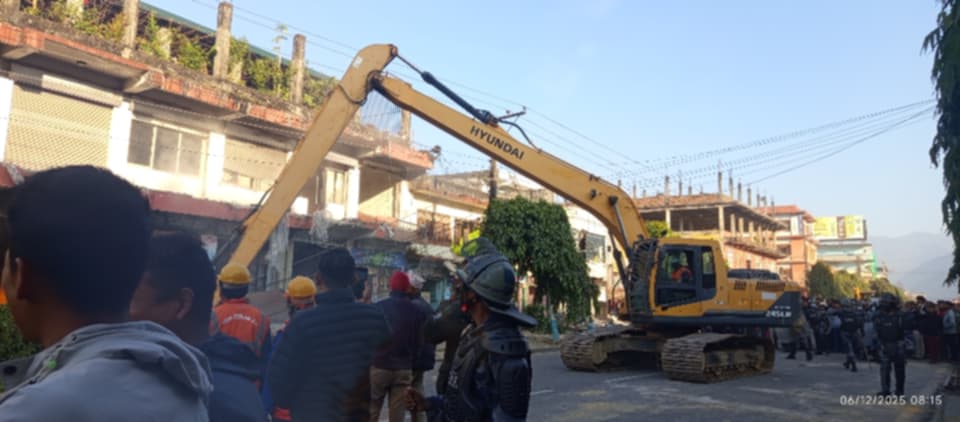 सडक विस्तार गर्न हेटौंडामा बिहानैदेखि डोजर