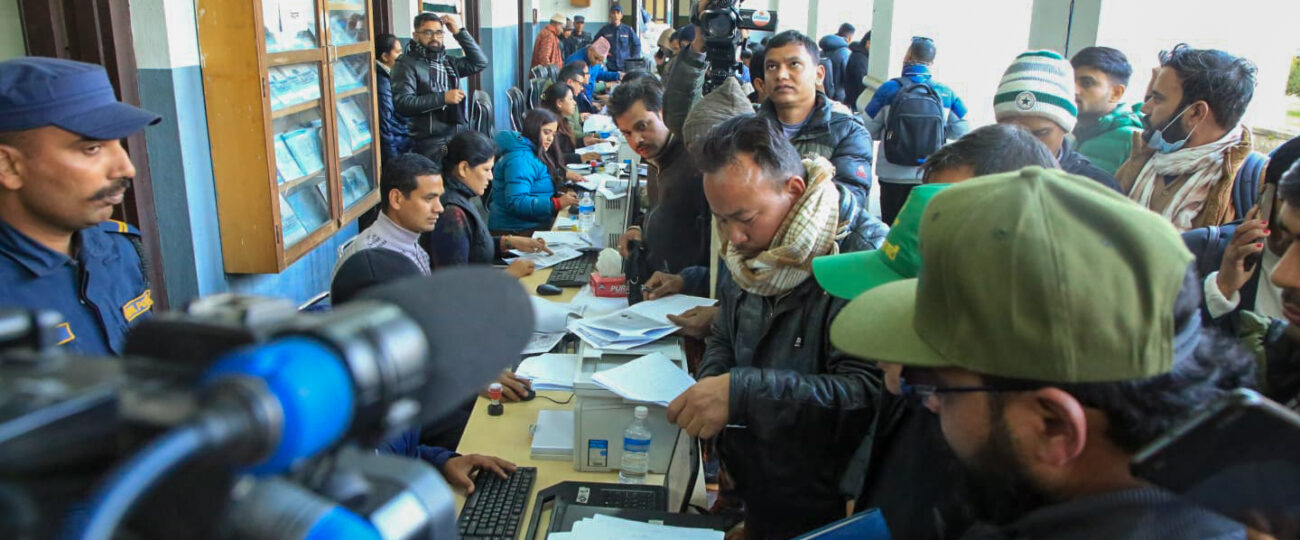 समानुपातिकको बन्द सूची बुझाउन दलहरु निर्वाचन आयोगमा (फोटो फिचर)