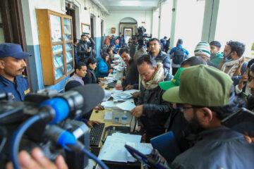 समानुपातिकको बन्द सूची बुझाउन दलहरु निर्वाचन आयोगमा (फोटो फिचर)