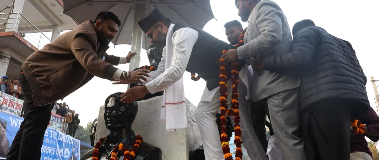 लहानमा मधेशका प्रथम सहिद रमेश महतोको शालिकमा बालेन साहद्वारा माल्यार्पण