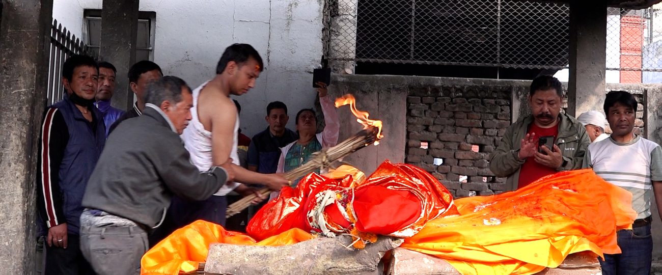 इन्द्रायणी घाटमा नेपालभाषा टाइम्सका पूर्वसम्पादक मानन्धरको अन्तेष्टि