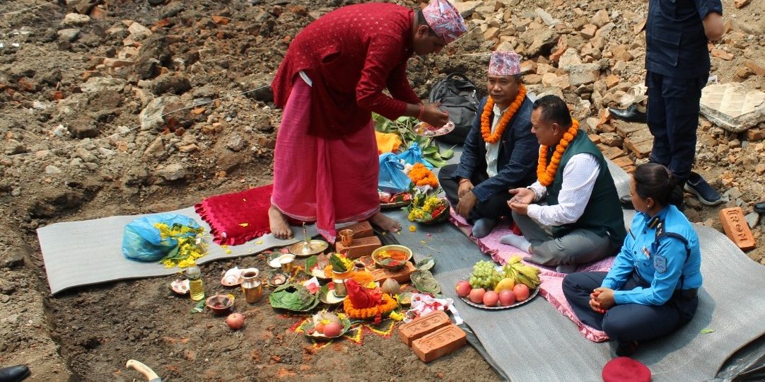 GenZ आन्दोलनमा क्षतिग्रस्त चापागाउँ प्रहरी भवन पुनर्निर्माण शुरु, २ करोड ५० लाखको शिलान्यास सम्पन्न