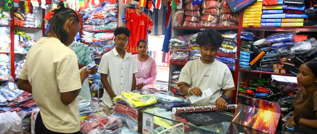 फिफा विश्वकपको रौनक, न्युरोडका पसल खेल सामग्रीले भरिभराउ (तस्बिरसहित)